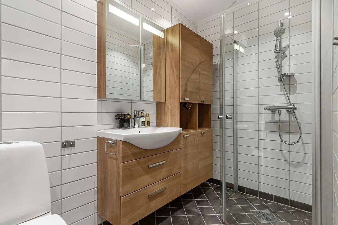 Small Bathroom Ideas: Clever Space-Savers